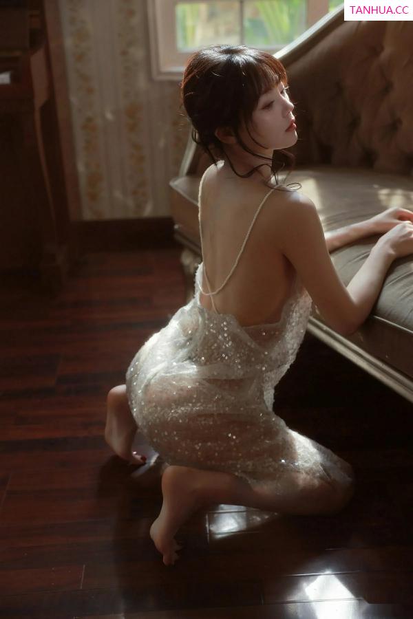 佘贝拉  [XiuRen]高清写真图 2025.09.24 No.10799 佘贝拉Bella 连衣短裙第19张图片
